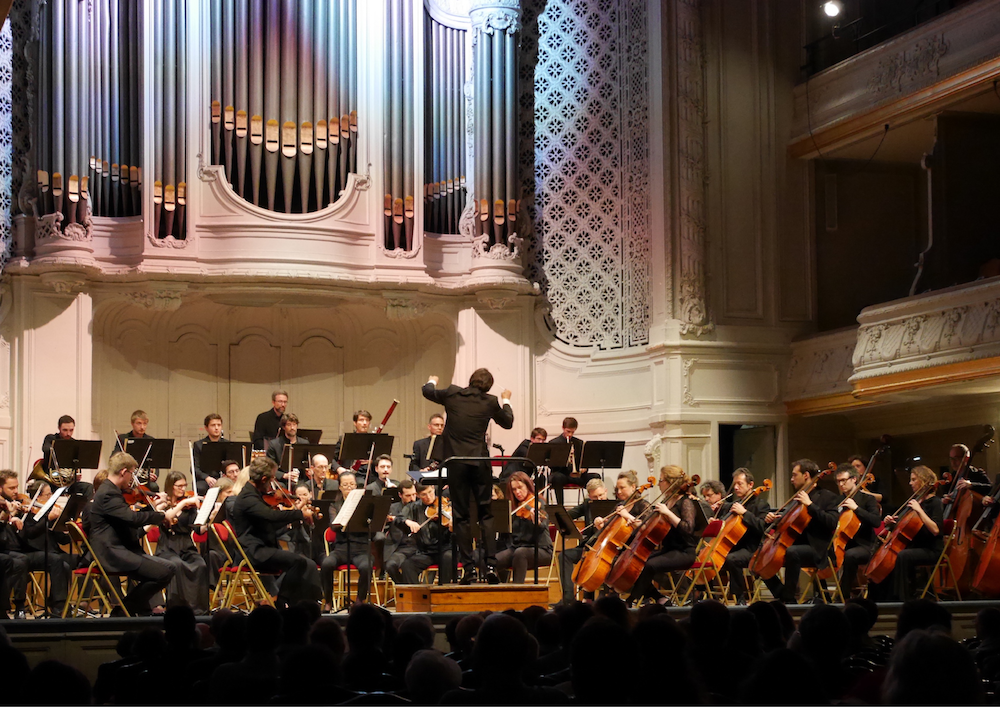 Ludwig 100% Beethoven, dirigé par Julien Masmondet, avec Romain Descharmes au piano, Salle Gaveau, le 4 octobre 2018 à 20h. Oeuvres : Concerto n° 5 Empereur Symphonie n°8.